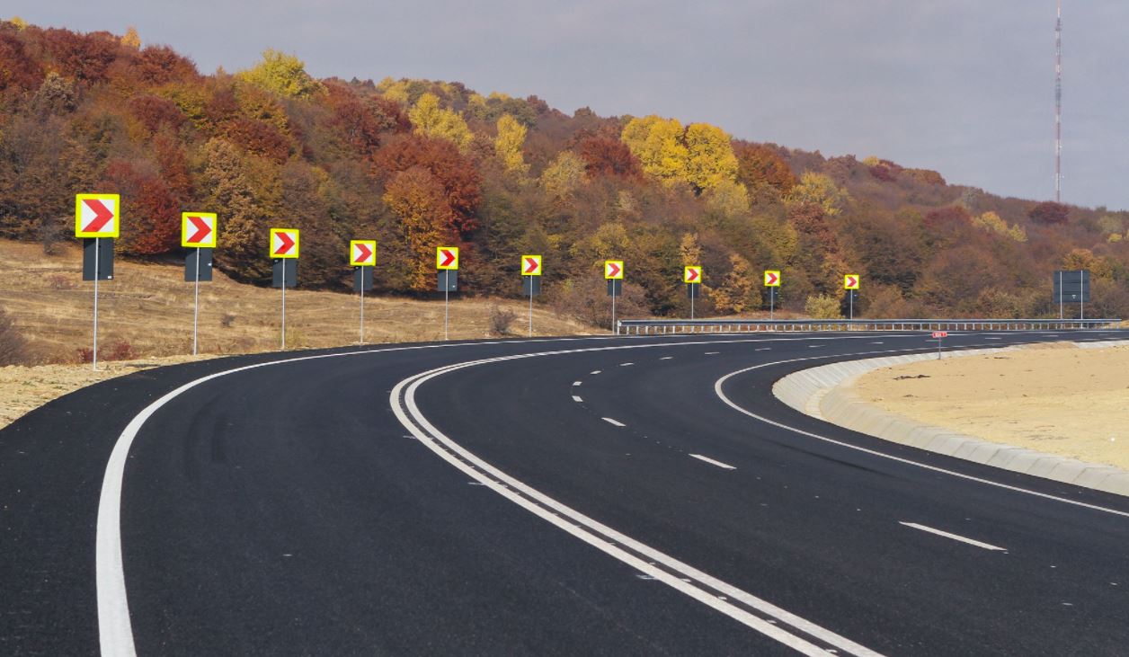 Explicație foto: Două oferte pentru realizarea drumului expres dintre Autostrada A3 și drumul național DN1 (zona Tureni). Sursa foto: Emil Boc – Facebook
