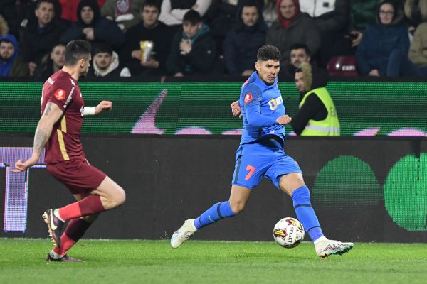 Andrei Burcă în duel cu Florinel Coman /FOTO: FCSB - Facebook