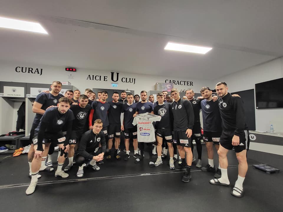 Jucătorii „U” Cluj împreună cu tricoul scos la licitație /FOTO: Șepcile Roșii - Facebook