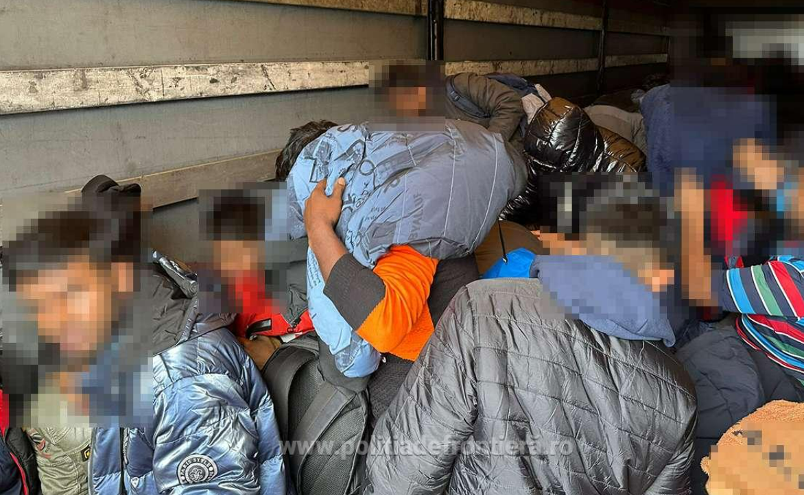 Unul dintre şoferi le-a spus poliţiştilor că din semiremorcă se aud zgomote/ Foto: Poliția de Frontieră