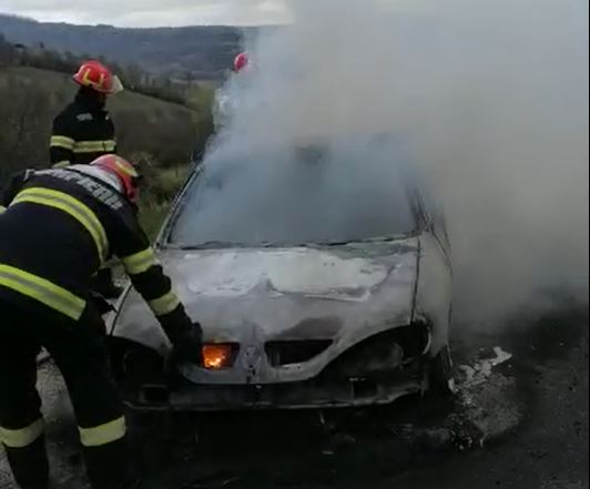 Incendiu la o mașină între Vultureni și Panticeu / Foto: ISU Cluj