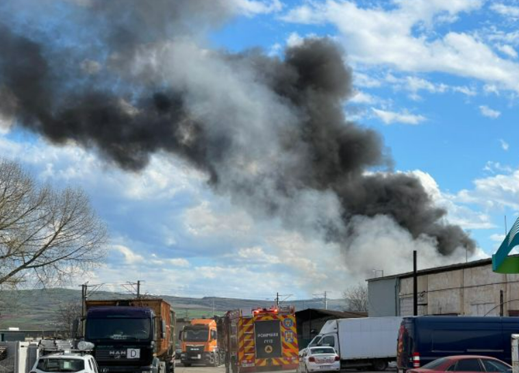 Zeci de butelii de oxigen şi acetilenă au fost extrase sâmbătă de pompierii militari din Alba