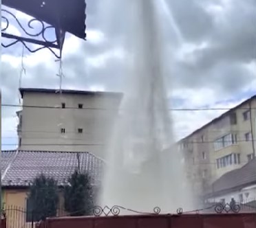 O explozie la o conductă de apă înregistrată în Dej a lăsat