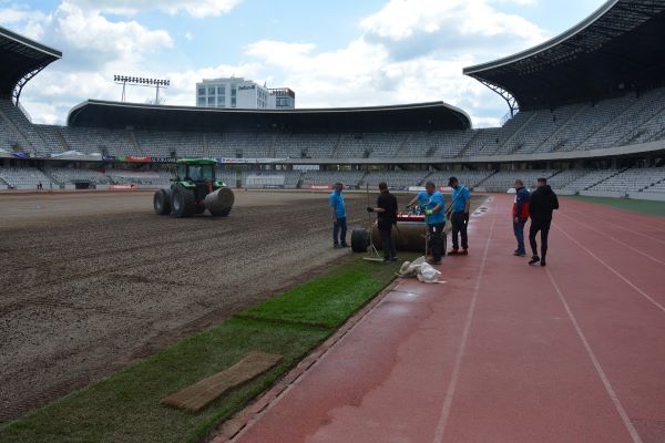 Consorțiul de firme declarat câștigător al licitației privind înlocuirea gazonului și a sistemelor de irigație și degivrare la stadionul Cluj Arena a demarat joi