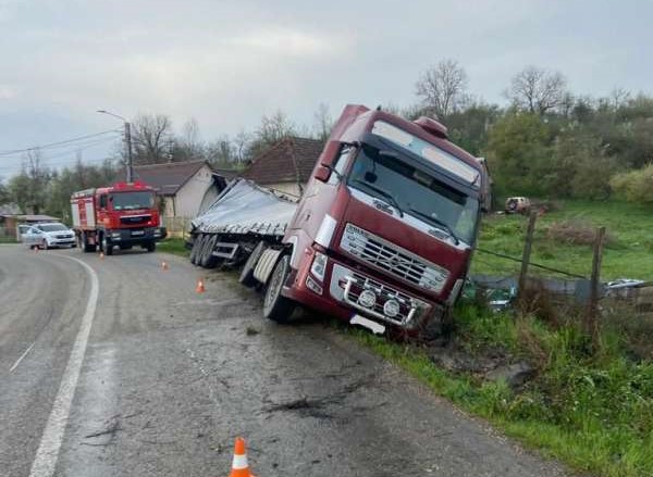 Un TIR încărcat cu bere s-a răsturnat