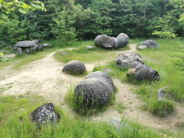 România are o mulțime de obiective turistice care ascund legende misterioase și locuri încărcate de energii/ Foto: Rezervaţia Naturală Muzeul Trovanţilor Costesti - Facebook