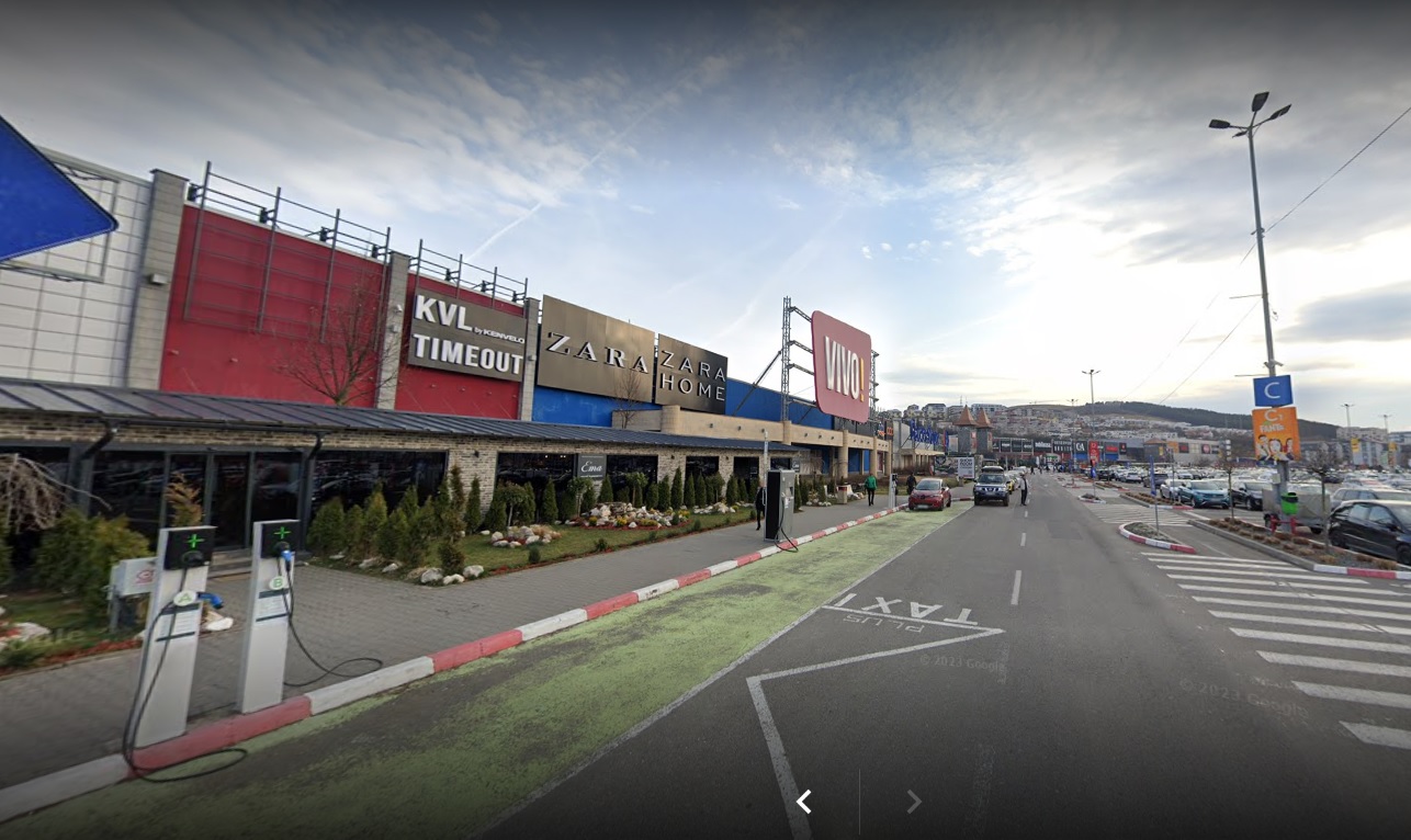 Un bărbat a fost „pălmuit”  în centrul comercial din Florești. FOTO: Captură ecran Google Maps