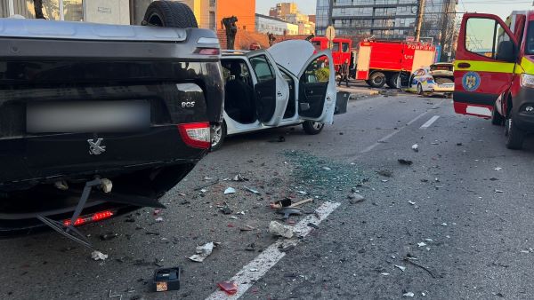 Un accident rutier a avut loc luni dimineața pe strada Teodor Mihali din Cluj-Napoca/ Foto: ISU Cluj
