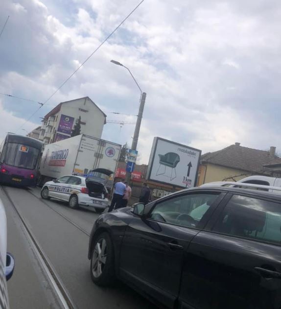 O femeie de 85 de ani a fost lovită de TIR