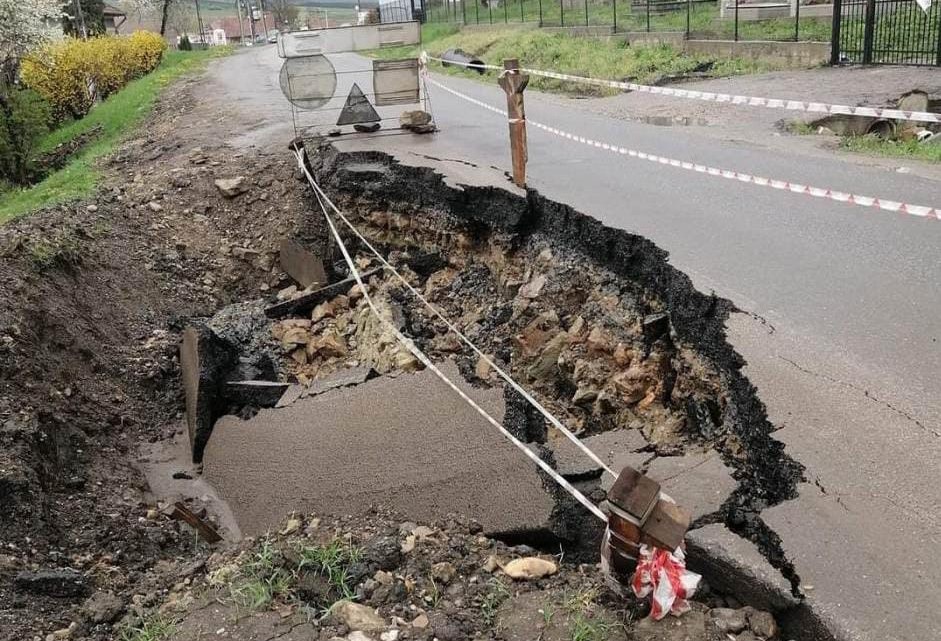 O bucată din drumul județean DJ109A s-a surpat
