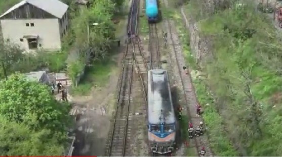 Incendiu la locomotiva unui tren care avea vagoanele încărcate cu motorină / Foto: captură video ebihoreanul.ro YouTube