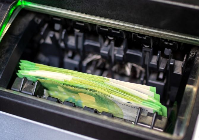 Angajata unei bănci din Gherla golea conturile clienților. Prejudiciu de peste 150.000 de euro/Foto: pixabay.com