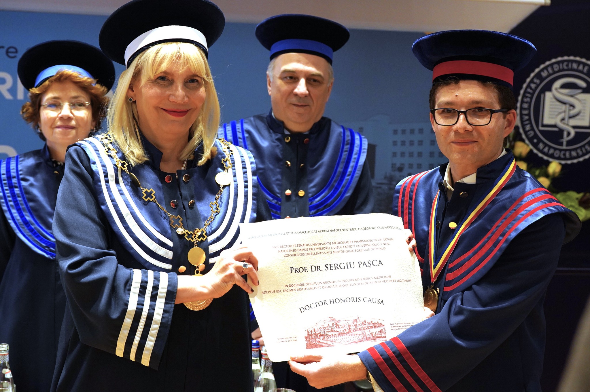 Sergiu Pașca a primit titlul de Doctor Honoris Causa al Universității de Medicină și Farmacie din Cuj-Napoca. În dreapta sa - rectorul UMF Cluj