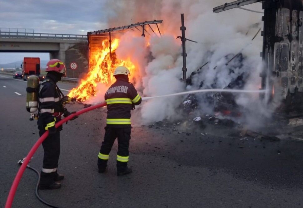 Un incendiu puternic a izbucnit duminică dimineața pe autostrada A10 Sebeş-Turda/ Foto: ISU Alba
