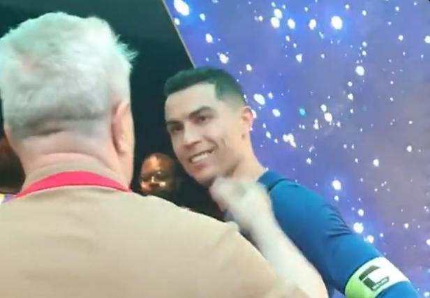 Marius Șumudică și Cristiano Ronaldo s-au întâlnit la finalul meciului Al Nassr - Al Raed/ Foto: captură ecran video @GOATTWORLD - Twitter