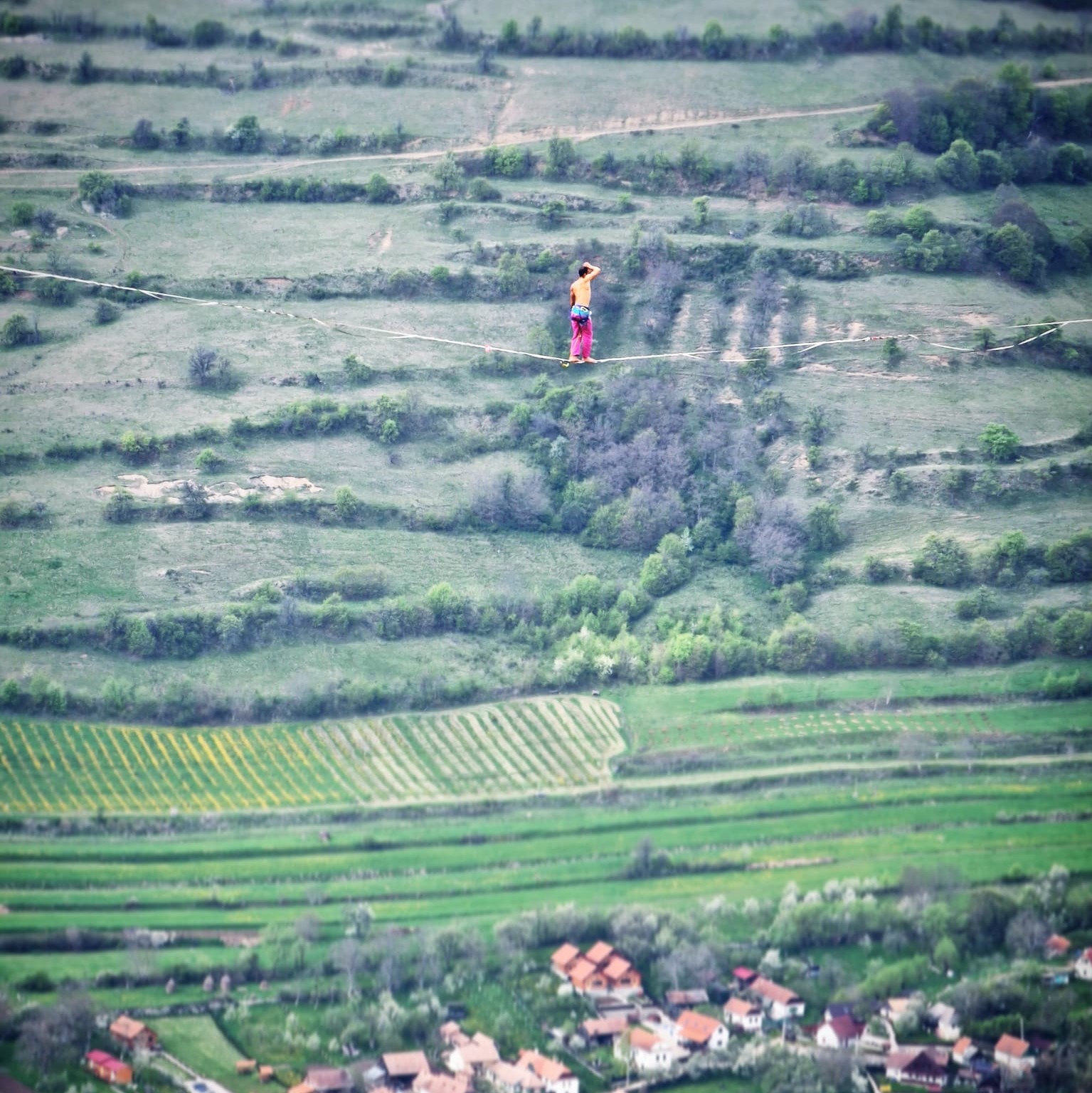 Acrobație „la înălțime” la Piatra Secuiului din Rimetea. FOTO: Mihai - cititor Monitorul de Cluj