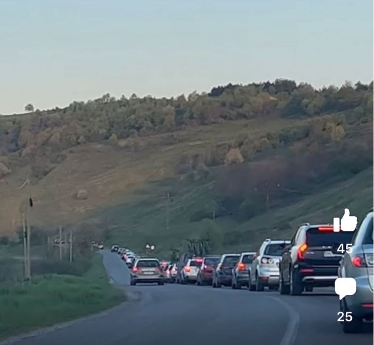 Un șofer depășește o coală pe linie continuă pe DN1J