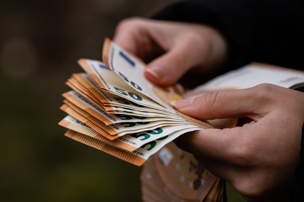 Jumătate dintre angajații români știu ce salariu au colegii lor /FOTO: depositphotos.com