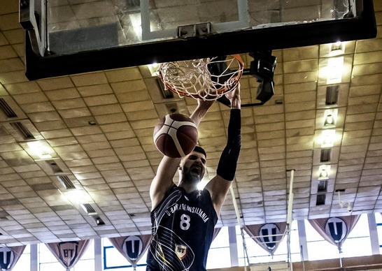Nandor Kuti reușind un slam-dunk /FOTO: U-BT Cluj-Napoca - Facebook