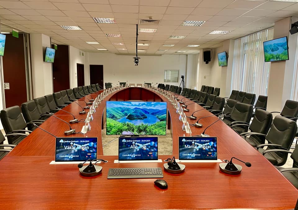 Consiliul Județean Cluj elimină hârtiile de la ședințe. FOTO: Facebook/ Alin Tișe