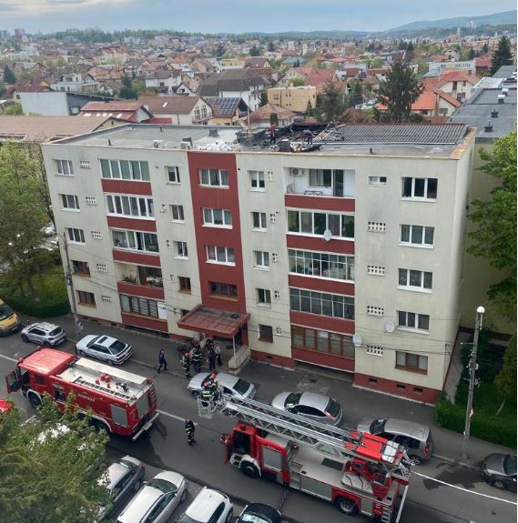 Incendiu pe acoperișul unui bloc / Foto: Bianca Pădureanu - WhatsApp ISU Cluj
