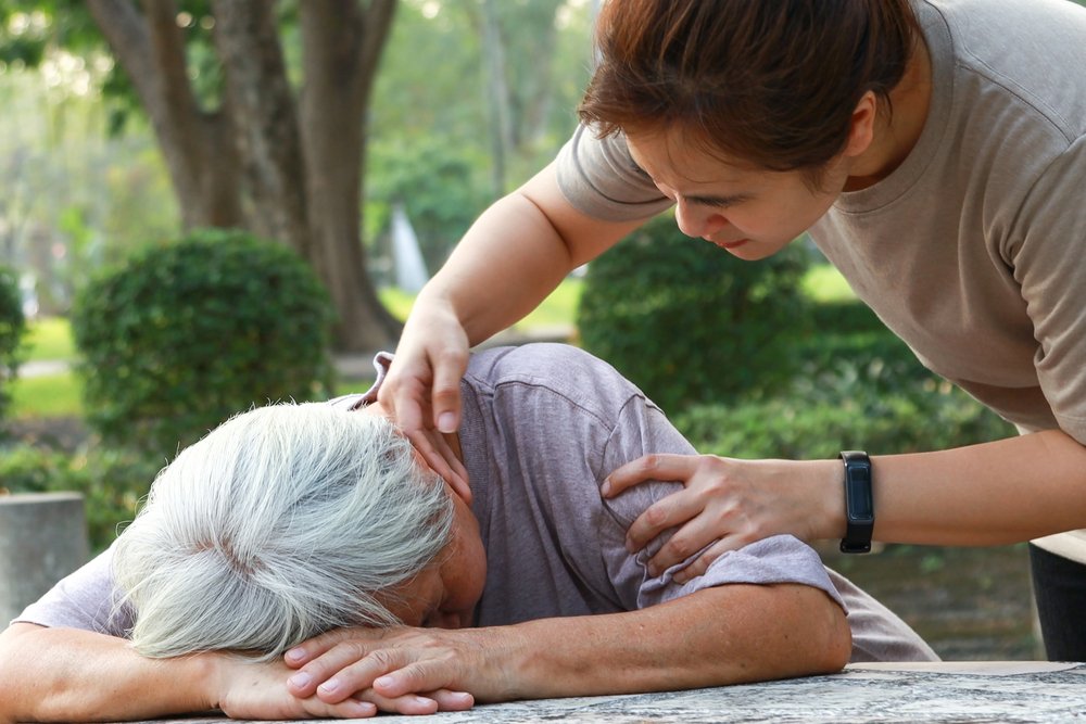 Medicul ieşean Tudor Ciuhodaru prezintă o serie de măsuri care trebuie cunoscute în cazul în care o persoană se îneacă prin înghiţirea unui corp străin/ Foto: depositphotos.com