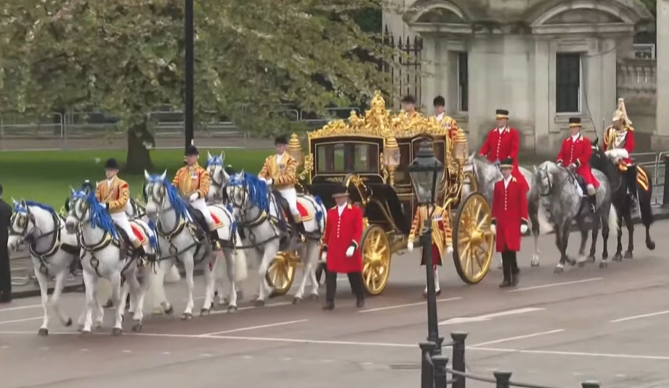 Cuplul regal va pleca din palat cu caleaşca „Diamond Jubilee” către zona în care mii de oameni s-au adunat de ambele părţi ale marelui bulevard The Mall/ Foto: captură ecran video YouTube Reuteurs