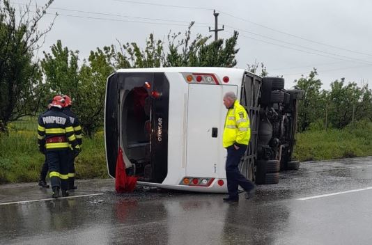 Autocar răsturnat pe un drum național