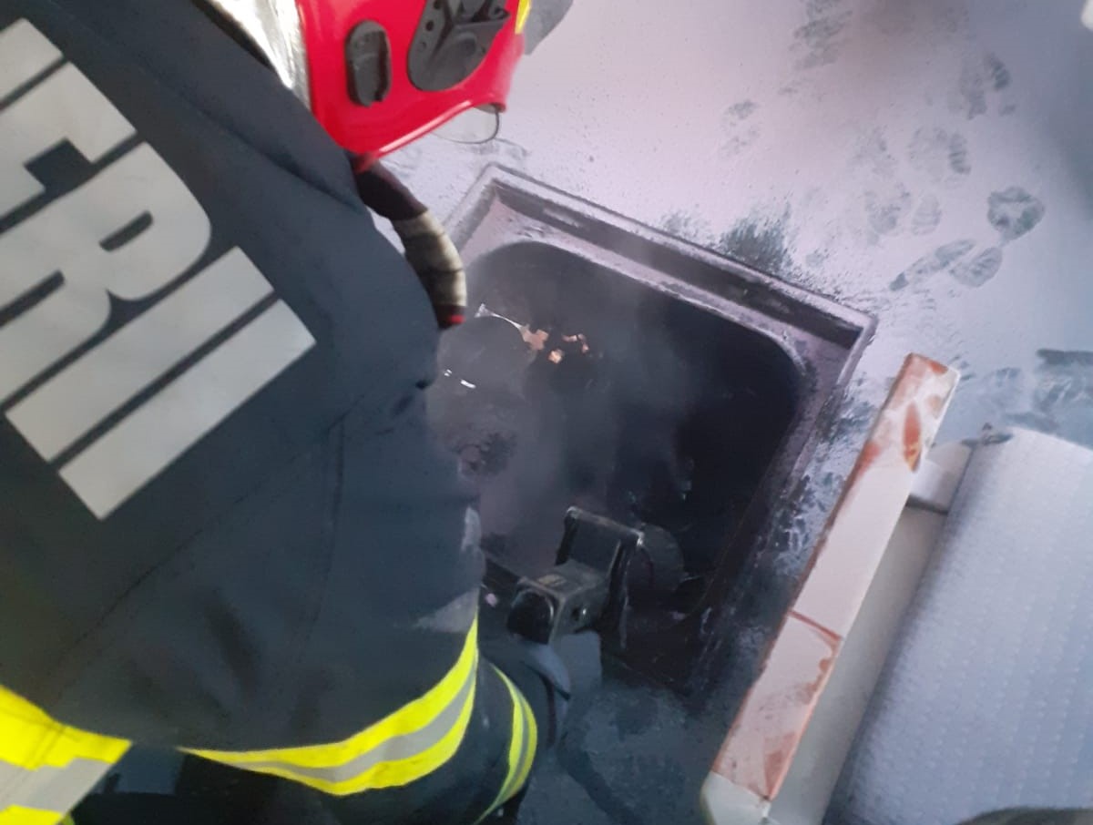 Compartimentul motor al unui tren care staționa în Halta Macău a fost cuprins de flăcări/ Foto: ISU Cluj