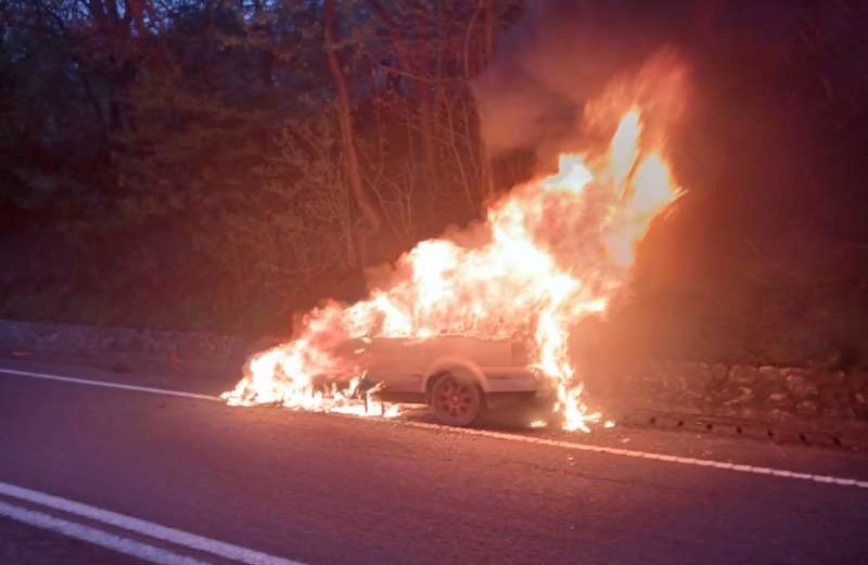 O mașină a fost distrusă în întregime de un incendiu care a izbucnit