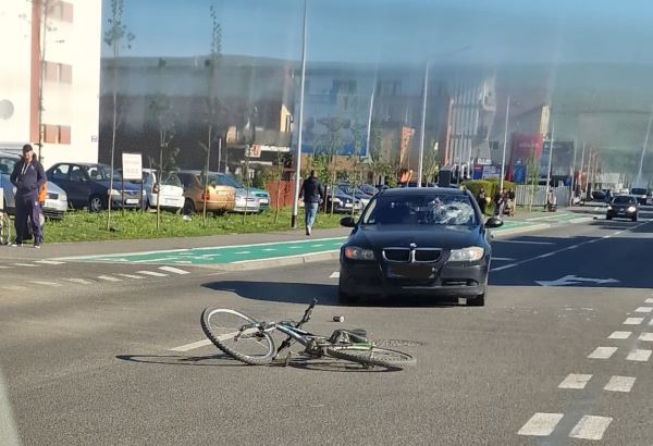 Un biciclist a fost lovit