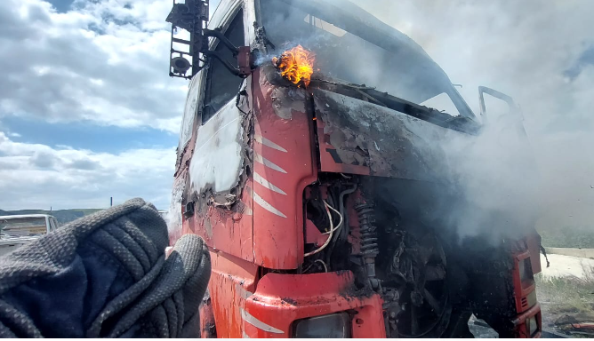 Incendiu la un TIR între Florești și Gilău / Foto: ISU Cluj