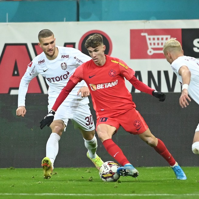 Daniel Bîrligea în duel cu Octavian Popescu /FOTO: FCSB - Facebook