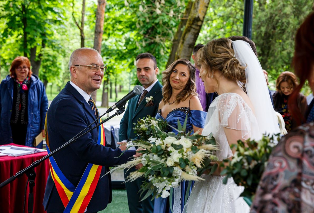Casatorie la foișor! / Foto: Emil Boc - Facebook