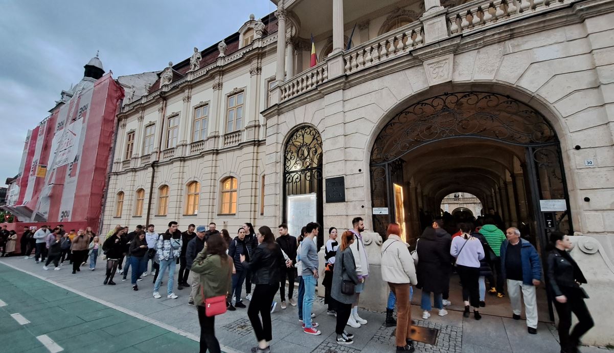 Coadă imensă la Muzeul de Artă din Cluj-Napca