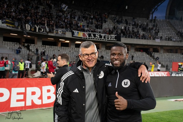 Ioan Ovidiu Sabău împreună cu Mamadou Thiam /FOTO: Paul Gheorgheci