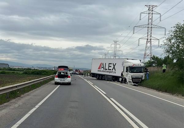 TIR-ul implicat în accident /FOTO: INFO TRAFIC  jud. CLUJ - Facebook