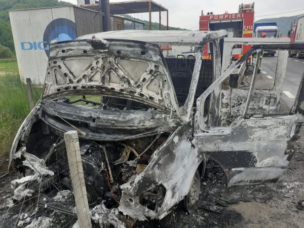 O autoutilitară a luat foc