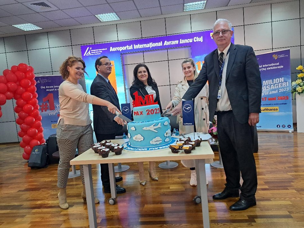 Moment aniversar la Aeroportul Internațional Cluj. Pasagerul 1 milion e o tânără din Mureș. Foto monitorulcj.ro
