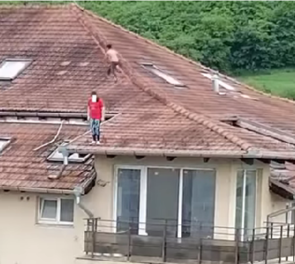 Scene de coșmar cu copii care se plimbă și aleargă pe bloc / Foto: Trăiesc în Florești - Cluj - grup de Facebook