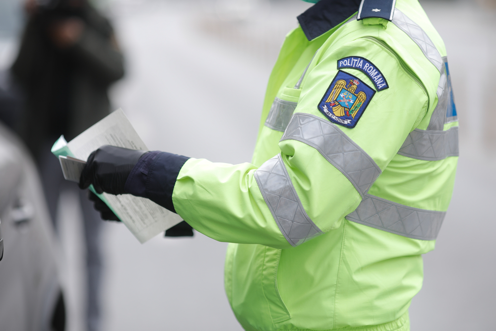 Polițist de la Poliția Rutieră efectuând opriri în trafic /FOTO: depositphotos.com