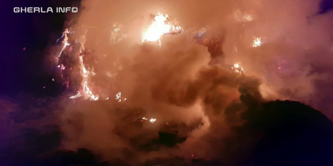 Un clujean a fost condamnat la 3 ani și 2 luni de închisoare cu executare după ce a aprins zeci de baloți de fân pe un teren viran din Căianu/ Foto: gherlainfo.ro