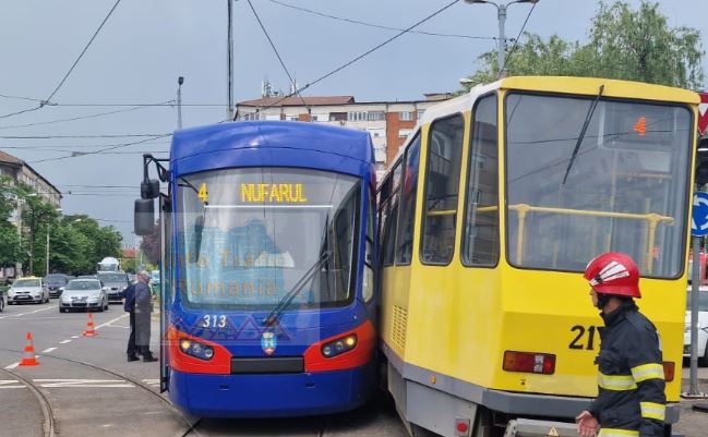 Două tramvaie s-au ciocnit
