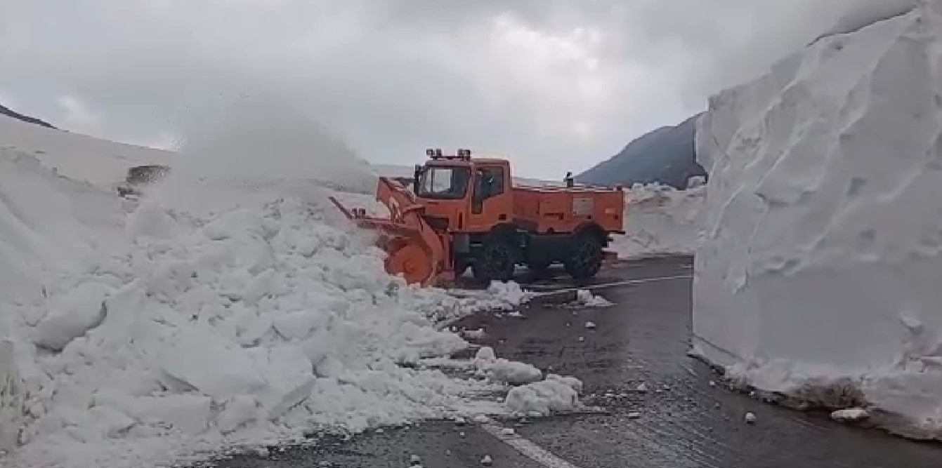 Lucrările de dezpăpezire de pe Transfăgărășan continuă într-un ritm alert/ Foto: captură video DRDP Brașov - Facebook
