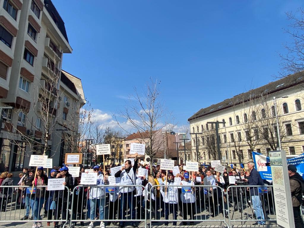 Angajații din educație amenință cu proteste masive de stradă