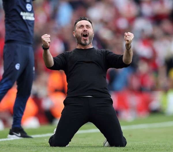 Roberto de Zerbi bucurându-se la un gol înscris de echipa sa /FOTO: Brighton & Hove Albion FC - Facebook