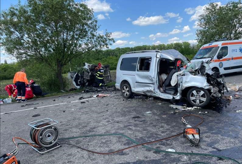 Doi adulţi şi un copil au murit în accidentul rutier produs