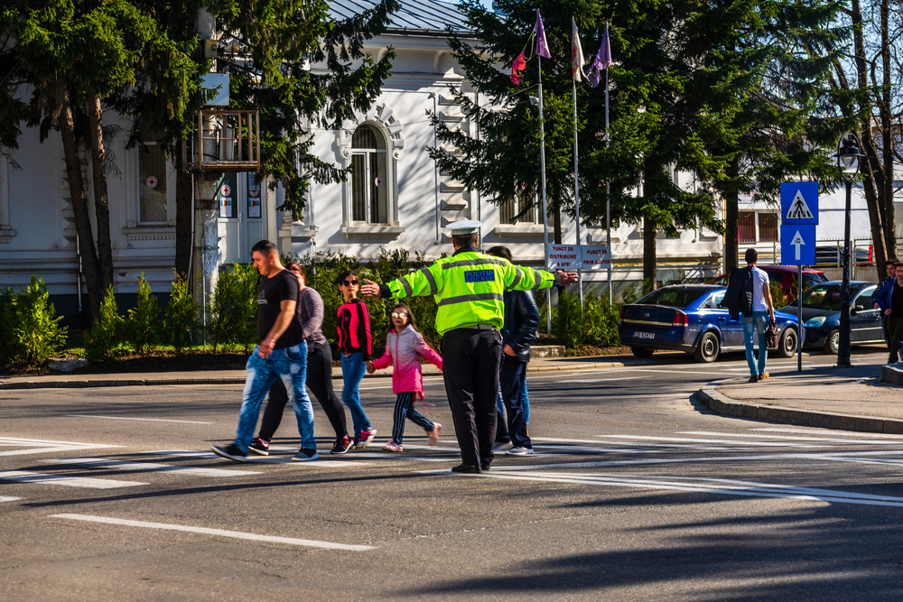 Polițist local dirijând traficul /FOTO: depositphotos.com