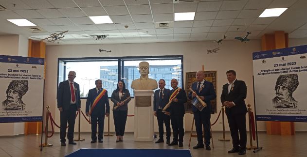 Dezvelirea bustului lui Avram Iancu în incinta Aeroportului Internațional Cluj-Napoca/Foto: monitorulcj.ro
