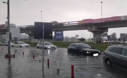 Mașini blocate de apă în parcarea de la VIVO / Foto: ISU Cluj